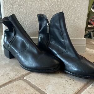 Black leather Seychelles booties